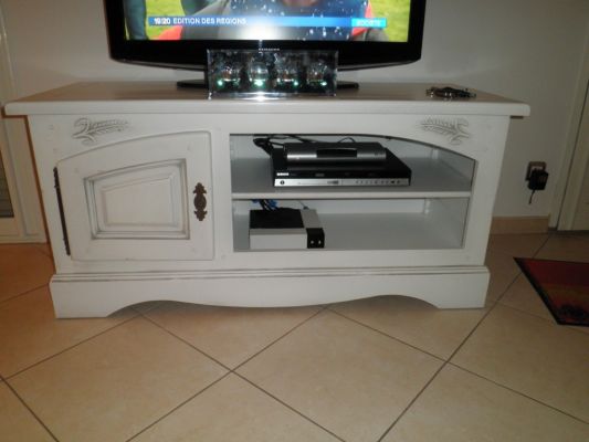 Décapage et patine blanc grisé d'un meuble télé en chêne à Arles